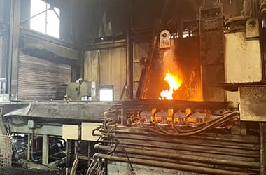 歯車工場にある浸炭焼入炉での浸炭焼入作業